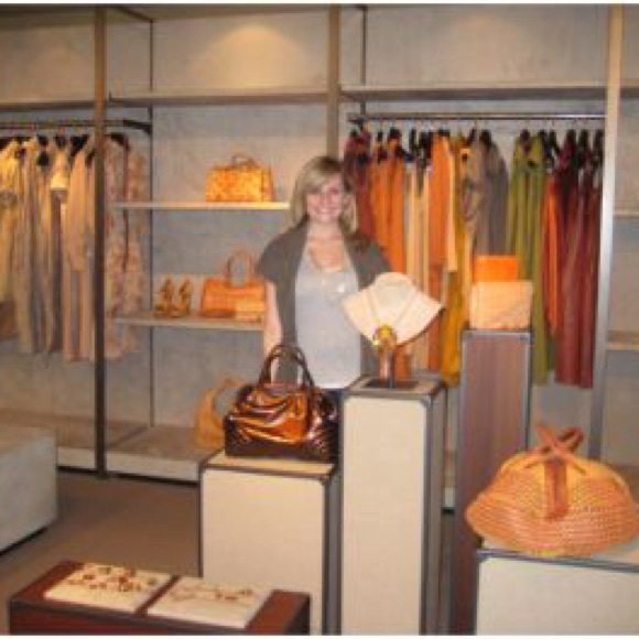 Meet your Posher, Elizabeth - Picture 2 of 5